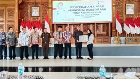 Bupati Tuban Serahkan Ijazah Pendidikan Kesetaraan Tahun Ajaran 2023-2024